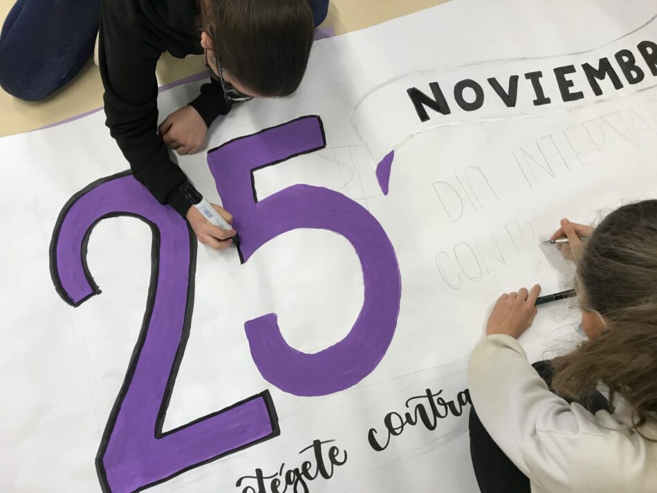 Izquierda Unida de Castilla y León se suma a la conmemoración del 25 de noviembre, día internacional contra las violencias de género y anima a toda la ciudadanía a colgar una prenda morada en el balcón ese día