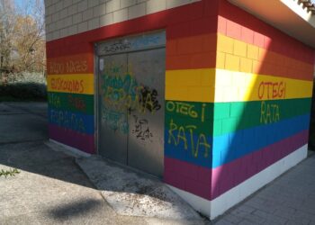 EH Bildu denuncia pintadas fascistas en diversas sedes y en un mural de apoyo al colectivo LGTBI