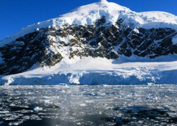 Hallan microplásticos en agua dulce de la Antártida