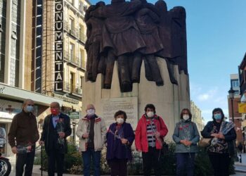 Un grito de silencio ante El abrazo, de Juan Genovés