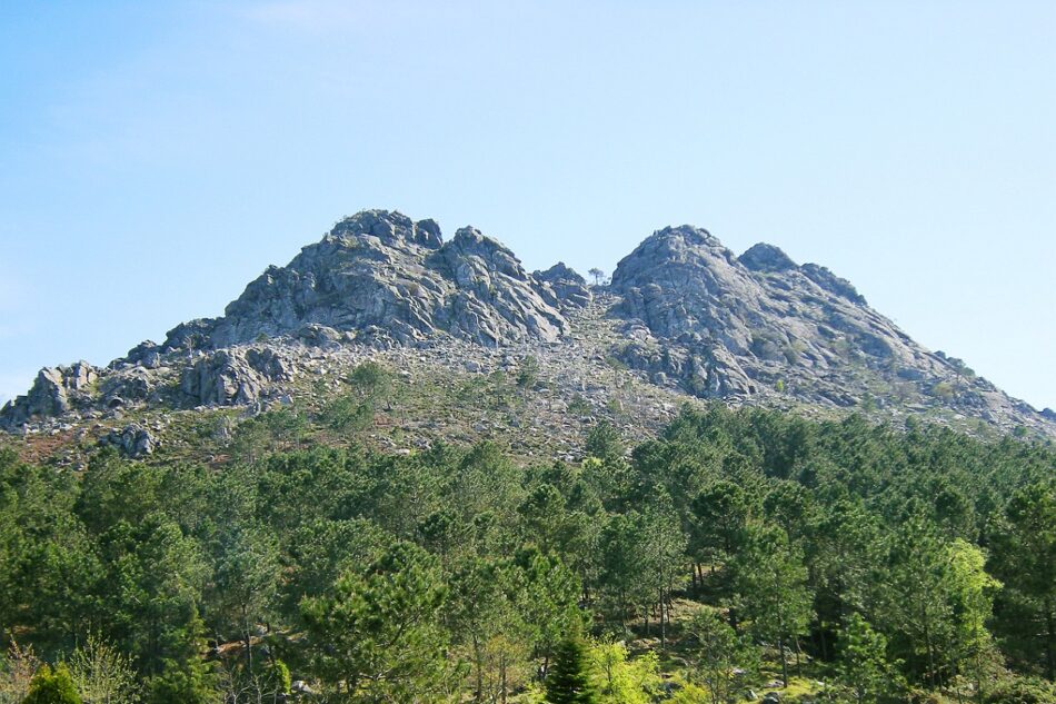 Las sierras de O Galiñeiro y A Groba, en peligro: Dos megaparques eólicos amenazan el paisaje sagrado de Vigo y el Val Miñor