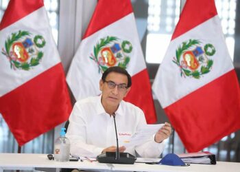 Congreso destituye a presidente de Perú y desata controversia