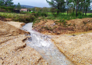 Vecinos y ecologistas confirman el desastre ambiental provocado por la falta de control sobre la mina de Varilongo