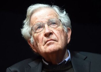 “La responsabilidad de los intelectuales”, Noam Chomsky. El difícil compromiso intelectual