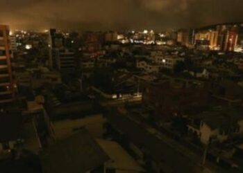 Ciudadanos denuncian apagones en varias regiones de Ecuador