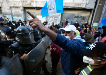 La policía reprime violentamente las movilizaciones contra el presidente Giammattei en Guatemala