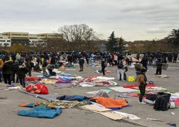 Desalojan campamento de migrantes en París, Francia