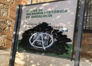 Limpieza del cartel que señala como Lugar de Memoria Histórica a la antigua Prisión Provincial en Cruz de Humilladero (Málaga)