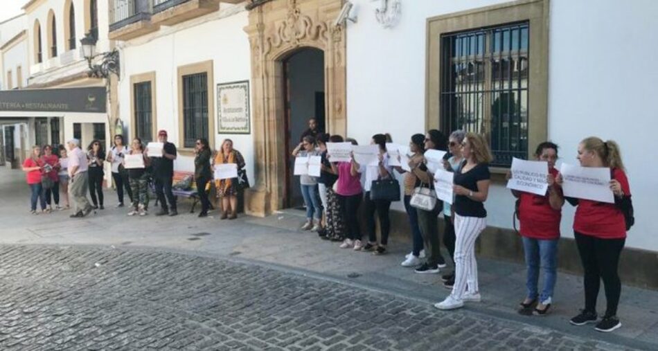 Concentración a las puertas del Ayuntamiento de Los Barrios en apoyo a la Huelga del Servicio de Ayuda a domicilio en Andalucía