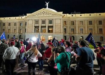 Seguidores de Trump intentan asaltar centro electoral en Arizona