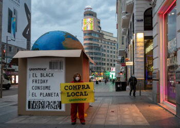 Greenpeace coloca un paquete gigante con la Tierra dentro en la Gran Vía de Madrid para denunciar que el Black Friday consume el planeta