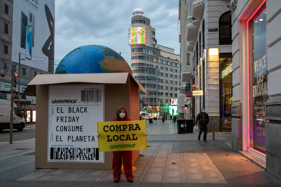 Greenpeace coloca un paquete gigante con la Tierra dentro en la Gran Vía de Madrid para denunciar que el Black Friday consume el planeta