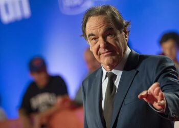 Oliver Stone, director de Hollywood «No entiendo por qué Occidente la ignora»: Oliver Stone tras aplicarse la vacuna rusa Sputnik V