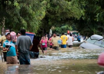 Cientos de miles de personas siguen sin atención médica en Honduras mes y medio después del paso de los huracanes