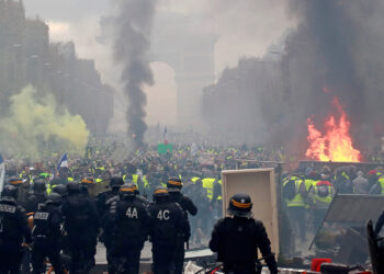 Las protestas estallan en Francia por tercer fin de semana consecutivo