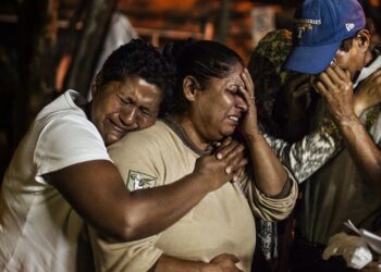 Las amenazas de muerte y la violencia de las pandillas obliga a más familias a huir del norte de Centroamérica