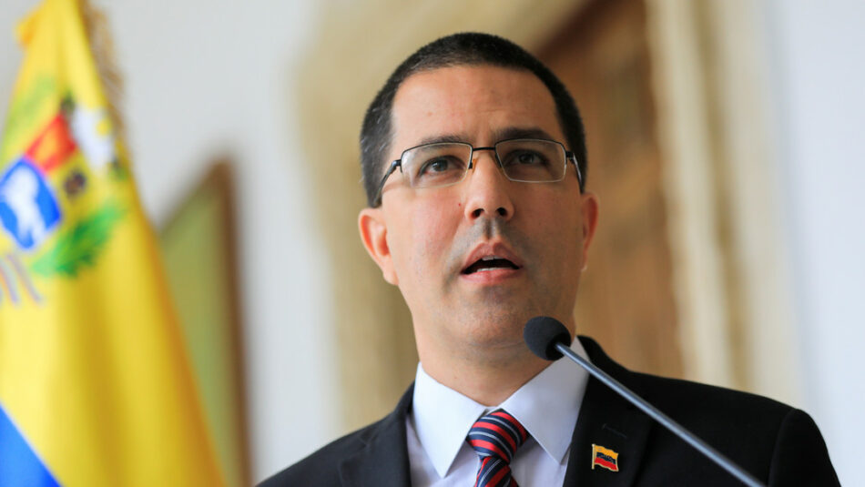 Arreaza afirma que Pompeo debe «asimilar con calma» que su política hacia Venezuela «ha fracasado»