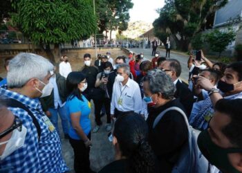 Prosiguen las votaciones en Venezuela, en una elecciones marcadas por las medidas de seguridad ante COVID-19
