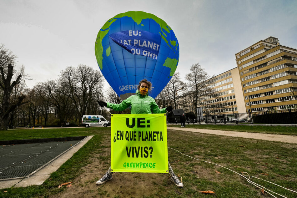 Activistas de Greenpeace denuncian con un globo aerostático que las promesas climáticas de la UE están infladas artificialmente