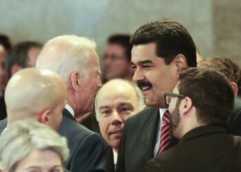 Biden planea negociar con Maduro, según medio estadounidense