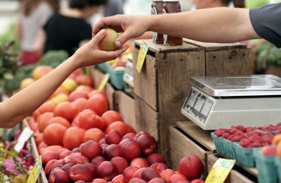 Podemos Andalucía e IU Andalucía lanzan una campaña para priorizar el consumo en el comercio local