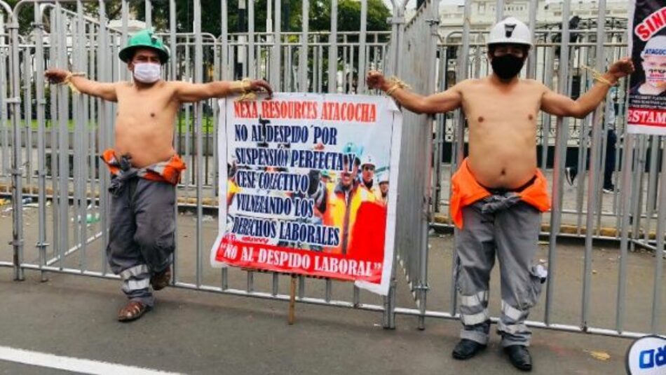 Mineros peruanos se mantienen protestando frente al Congreso