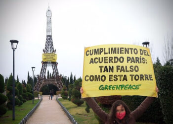 Escalan una réplica de la Torre Eiffel para denunciar que “el cumplimiento del Acuerdo de París es tan falso como esta torre”