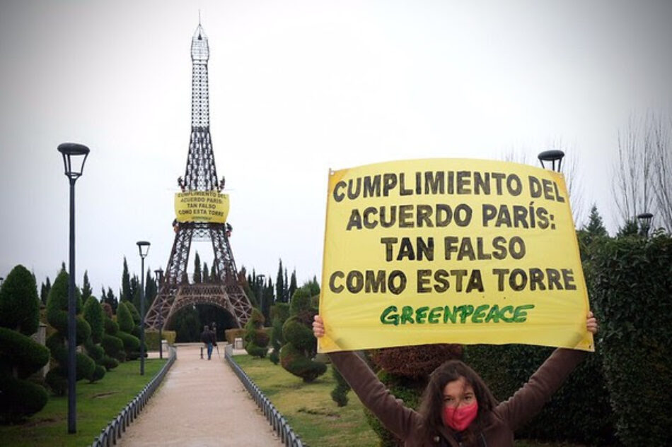 Escalan una réplica de la Torre Eiffel para denunciar que “el cumplimiento del Acuerdo de París es tan falso como esta torre”