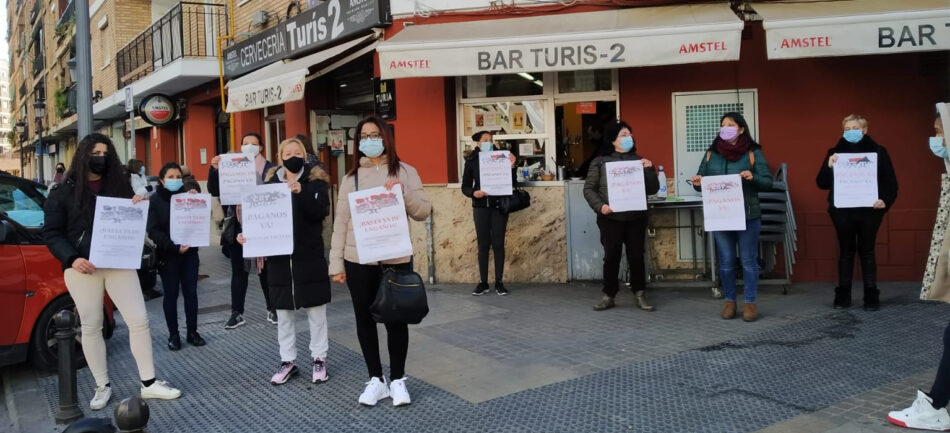 Trabajadoras de 100 Montaditos denuncian que llevan sin cobrar desde Agosto