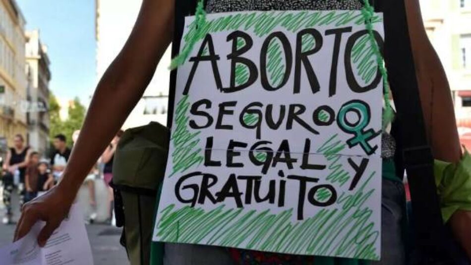 Feministas critican propuesta de AMLO sobre consulta para despenalizar el aborto en México