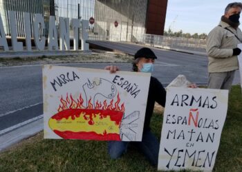 Antimilitaristas denuncian en Alacant la participación española en la venta de armas para la guerra de Yemen