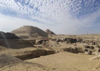 Hallan un templo y milenarios sarcófagos en necrópolis egipcia