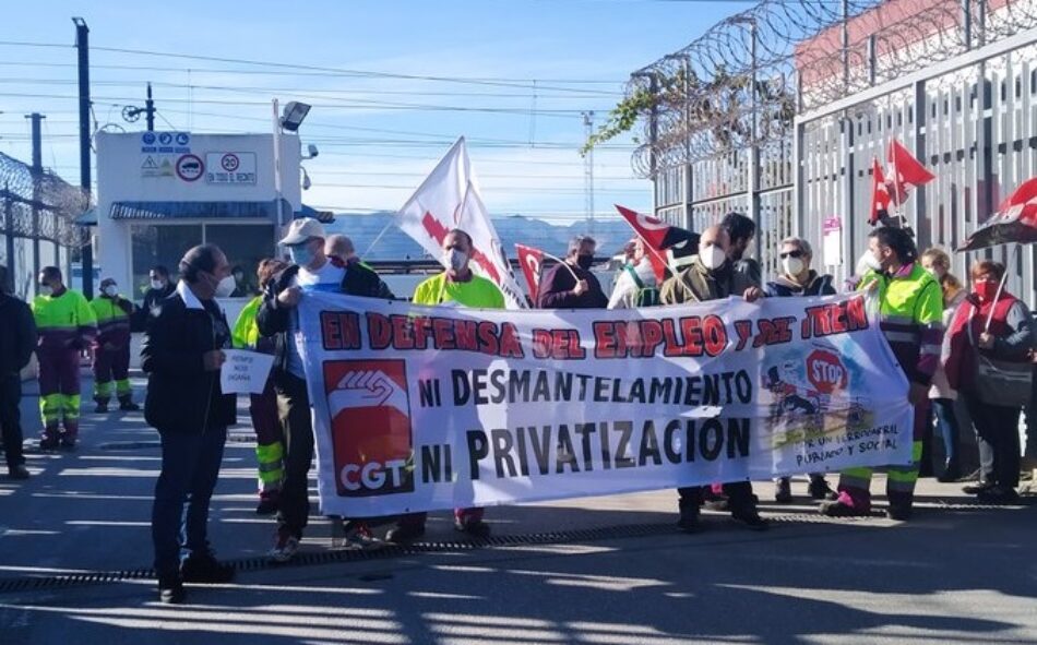 Concentración de repulsa contra las privatizaciones de servicios ferroviarios en los talleres de RENFE en Málaga y las puertas giratorias