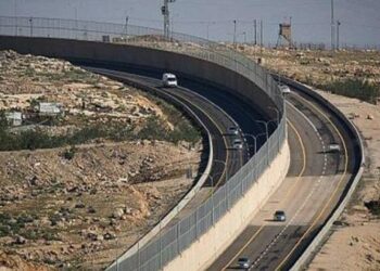 El ocupante israelí aísla a Jerusalén de Cisjordania con una carretera de separación racial