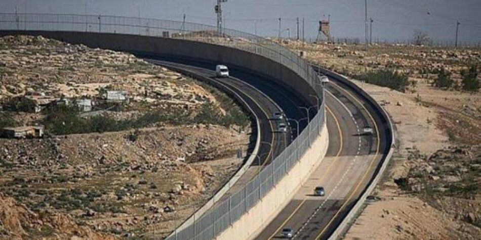 El ocupante israelí aísla a Jerusalén de Cisjordania con una carretera de separación racial