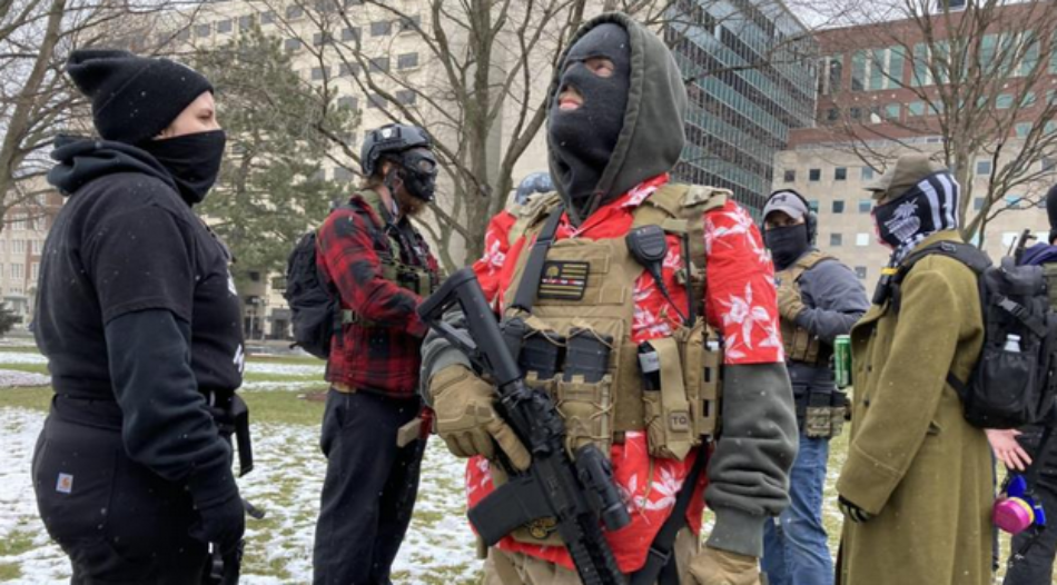 Manifestantes armados se reúnen frente a capitolios de EEUU