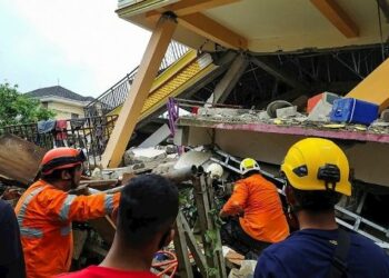 Aumentan a 34 los fallecidos tras el Sismo de magnitud 6.2 en la isla Célebes en Indonesia