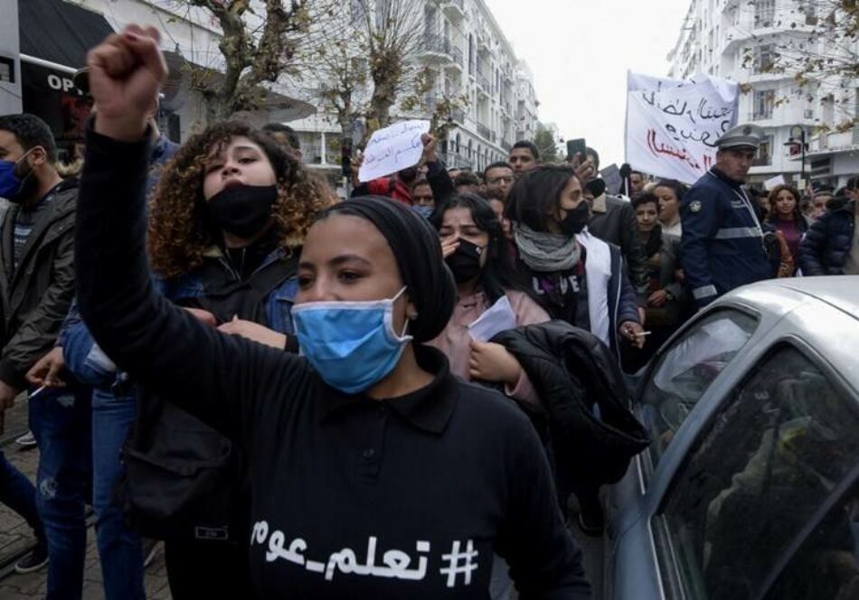 Protestas populares frente al Parlamento tunecino por la muerte de un manifestante