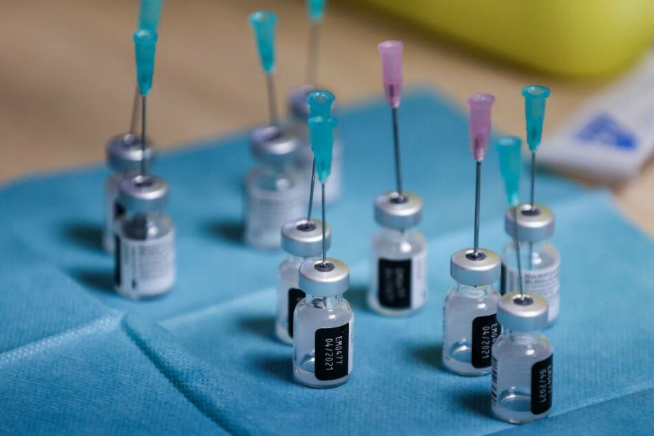 INTERSINDICAL denuncia las irregularidades de las vacunas COVID-19 de Pfizer y AstraZeneca