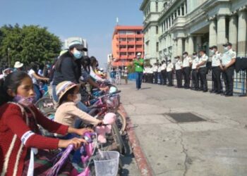 Niñas protestan por el incremento del asesinato y la desaparición de menores en Guatemala