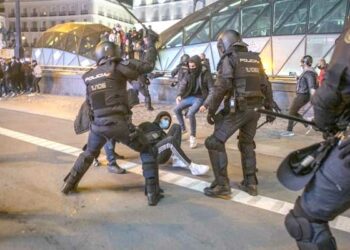 El Secretario General del Sindicato de Estudiantes de Madrid, Alex García, y nuestro abogado Víctor Rodríguez, agredidos por la policía en Plaza Castilla