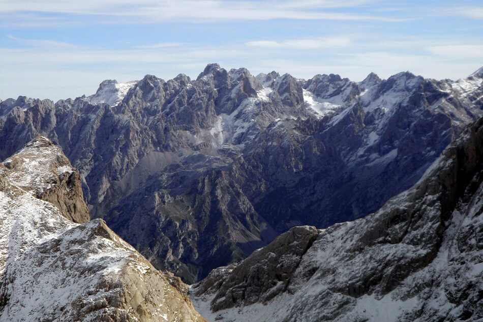 La instalación descontrolada de parques eólicos pone en riesgo la supervivencia del entorno natural de la Cordillera Cantábrica