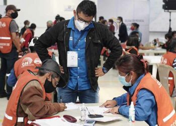 Revisan actas con inconsistencias en elecciones de Ecuador