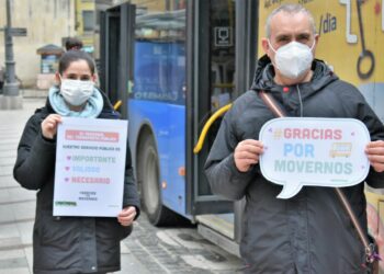 El voluntariado de Greenpeace sale a la calle en San Valentín para agradecer al personal del transporte público su trabajo