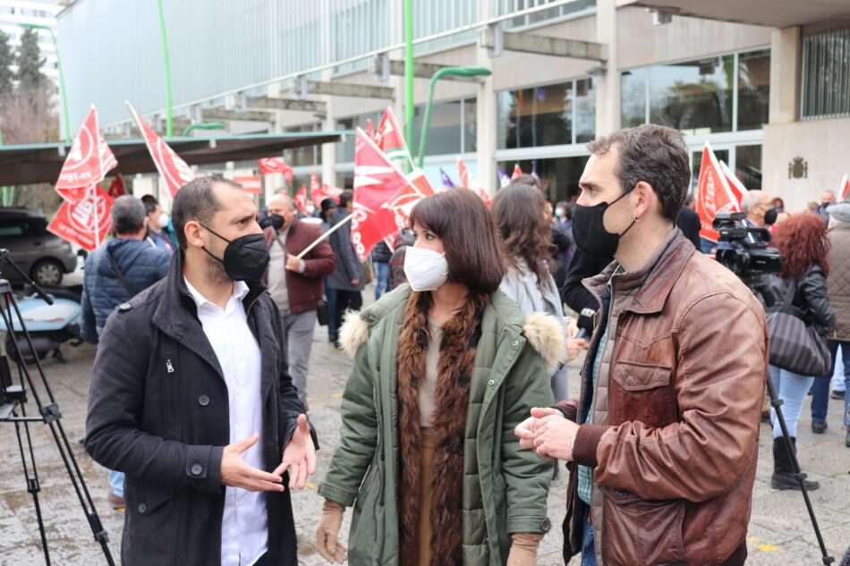 Líderes andaluces de Podemos e IU se manifiestan junto con CCOO y UGT a favor de subir el SMI y derogar las reformas laborales