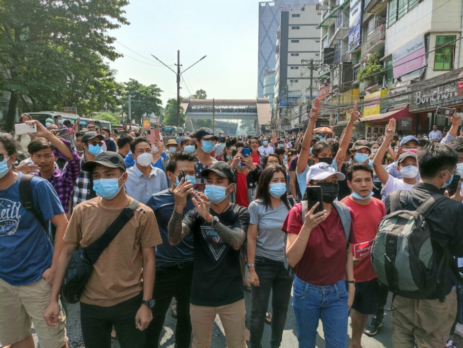 Miles de personas marchan en la antigua capital de Myanmar contra el golpe de Estado