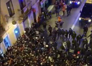 Críticas a los Mossos d’Esquadra tras acorralar y cargar contra manifestantes pacíficos entre las calles Lesseps y Fontana (Barcelona)