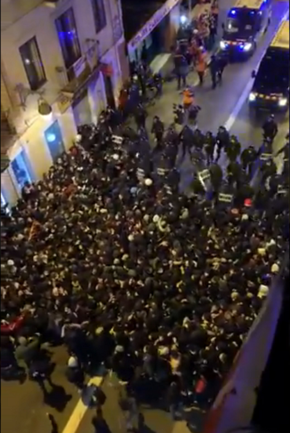 Críticas a los Mossos d’Esquadra tras acorralar y cargar contra manifestantes pacíficos entre las calles Lesseps y Fontana (Barcelona)