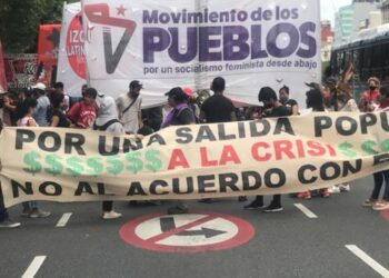 Manifestación multitudinaria de organizaciones sociales a Plaza de Mayo en Argentina exige aumentos salariales y repudia acuerdos con el FMI