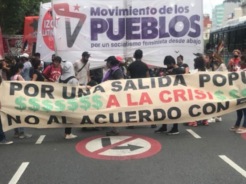 Manifestación multitudinaria de organizaciones sociales a Plaza de Mayo en Argentina exige aumentos salariales y repudia acuerdos con el FMI